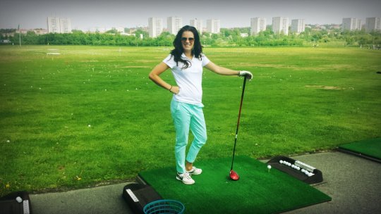 Anna Benson spelar golf på Årsta Golf