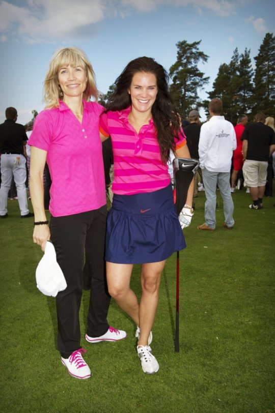 Anna Benson i Nike Golf och Sophie Uppvik spelar på Kungsängen Golf Klubb