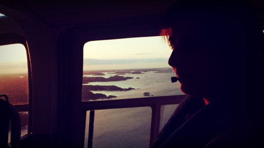 Helikopter över Stockholm med Bella Sundvall på väg till Sandhamn