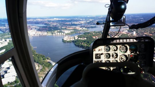 Helikopter över Stockholm med Bella Sundvall på väg till Sandhamn
